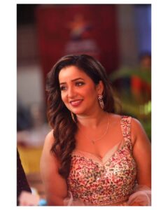Apurva Nemlekar Instagram - Some candid shots by @prasadtt1 
Thank you 😊
.
Styled by - @pratibimb_by_ashwinibhosale_14
@pratibimbtherentalboutique 

Jewellery - @apoorvacollections.in 
.
#apurvanemlekar #aartigharagharatali #StarPravah #candid #candidphotography #saavni💃 #premachigoshtaonstarpravah