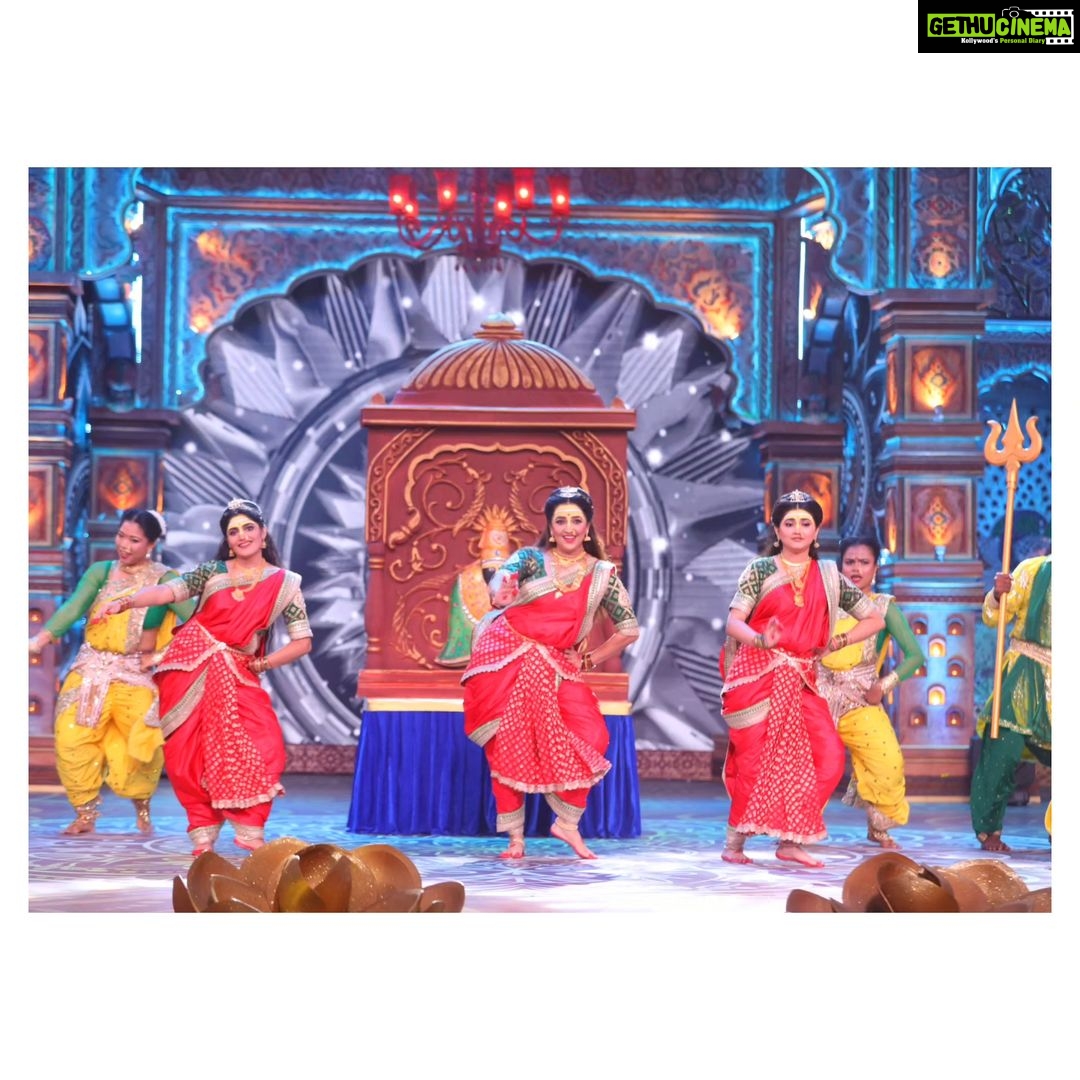 Apurva Nemlekar Instagram - . स्टार प्रवाह गणेशोत्सव 2023 !!आरती घराघरातली !! पाहायला विसरू नका २४ सप्टेंबर, संध्याकाळी ७ वाजता आपल्या स्टार प्रवाह वर. . @star_pravah @shashisumeetproductions . #premachigoshtaonstarpravah #apurvanemlekar #StarPravah #saavni💃 #aartigharagharatali #ganeshotsav #ganeshotsav2023