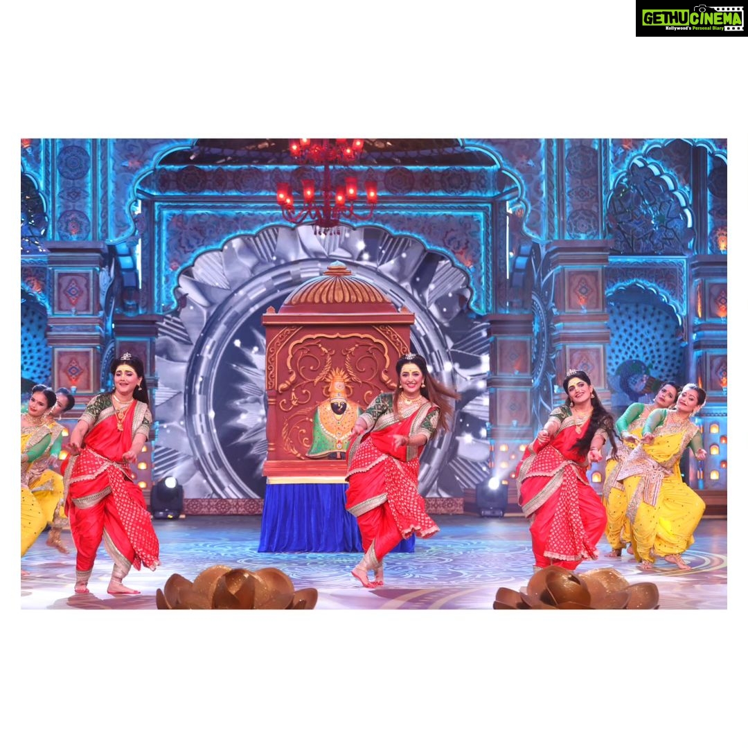 Apurva Nemlekar Instagram - . स्टार प्रवाह गणेशोत्सव 2023 !!आरती घराघरातली !! पाहायला विसरू नका २४ सप्टेंबर, संध्याकाळी ७ वाजता आपल्या स्टार प्रवाह वर. . @star_pravah @shashisumeetproductions . #premachigoshtaonstarpravah #apurvanemlekar #StarPravah #saavni💃 #aartigharagharatali #ganeshotsav #ganeshotsav2023
