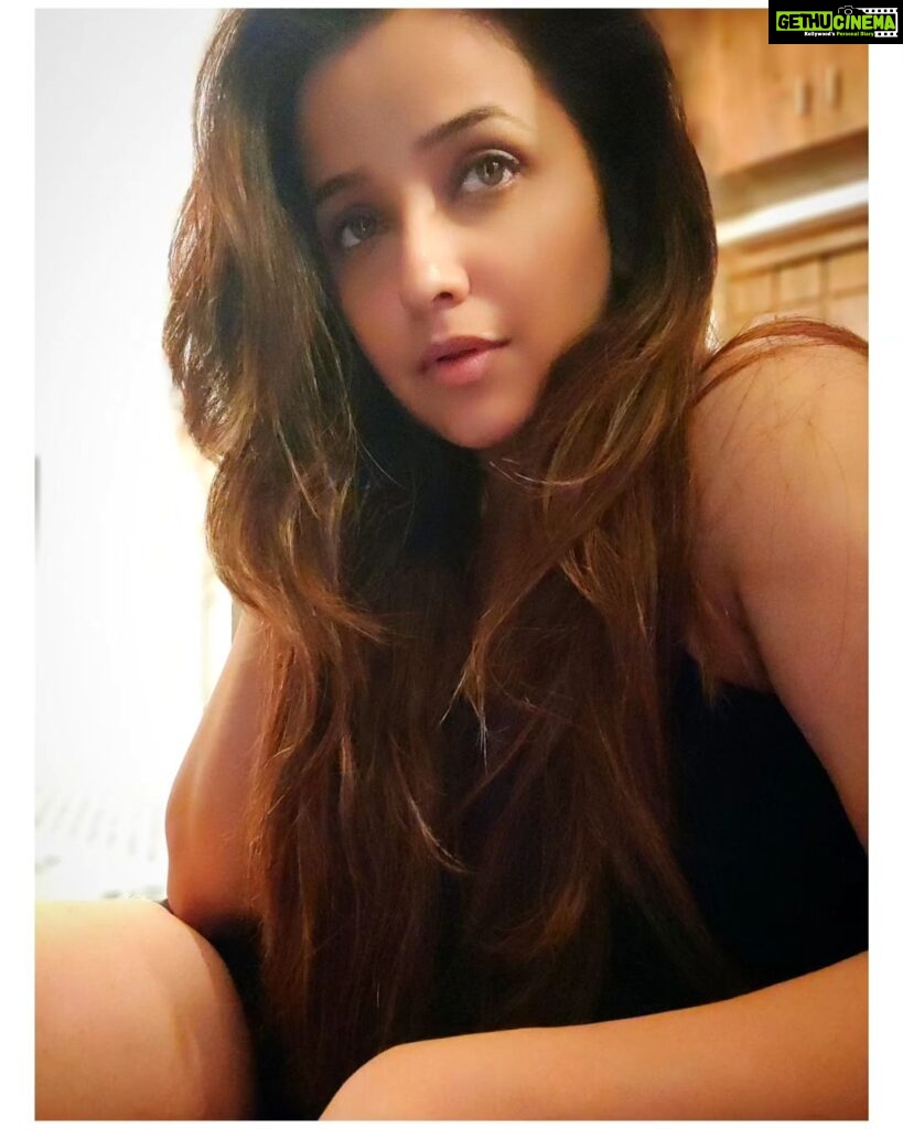 Apurva Nemlekar Instagram - . ... She talks kinda lazy And people say she's crazy And her life's a mystery Oh, but Love grows where my Rosemary goes And nobody knows like me . #apurvanemlekar #crazy #mystery #rosemary #love #hazeleyes #inlovewithme #black