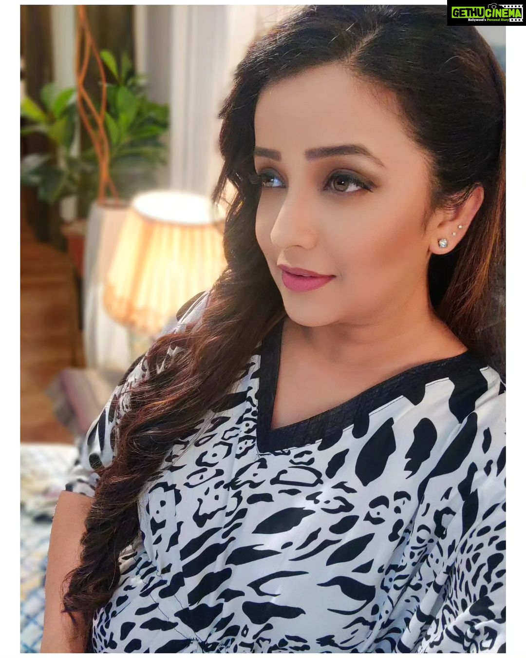 Apurva Nemlekar Instagram - . Jo maza talab mein hain.. Woh haasil mein kahan. . #apurvanemlekar #saavni💃 #premachigoshtonstarpravah #starpravah #hazeleyes #talab #haasil #maza #shayari