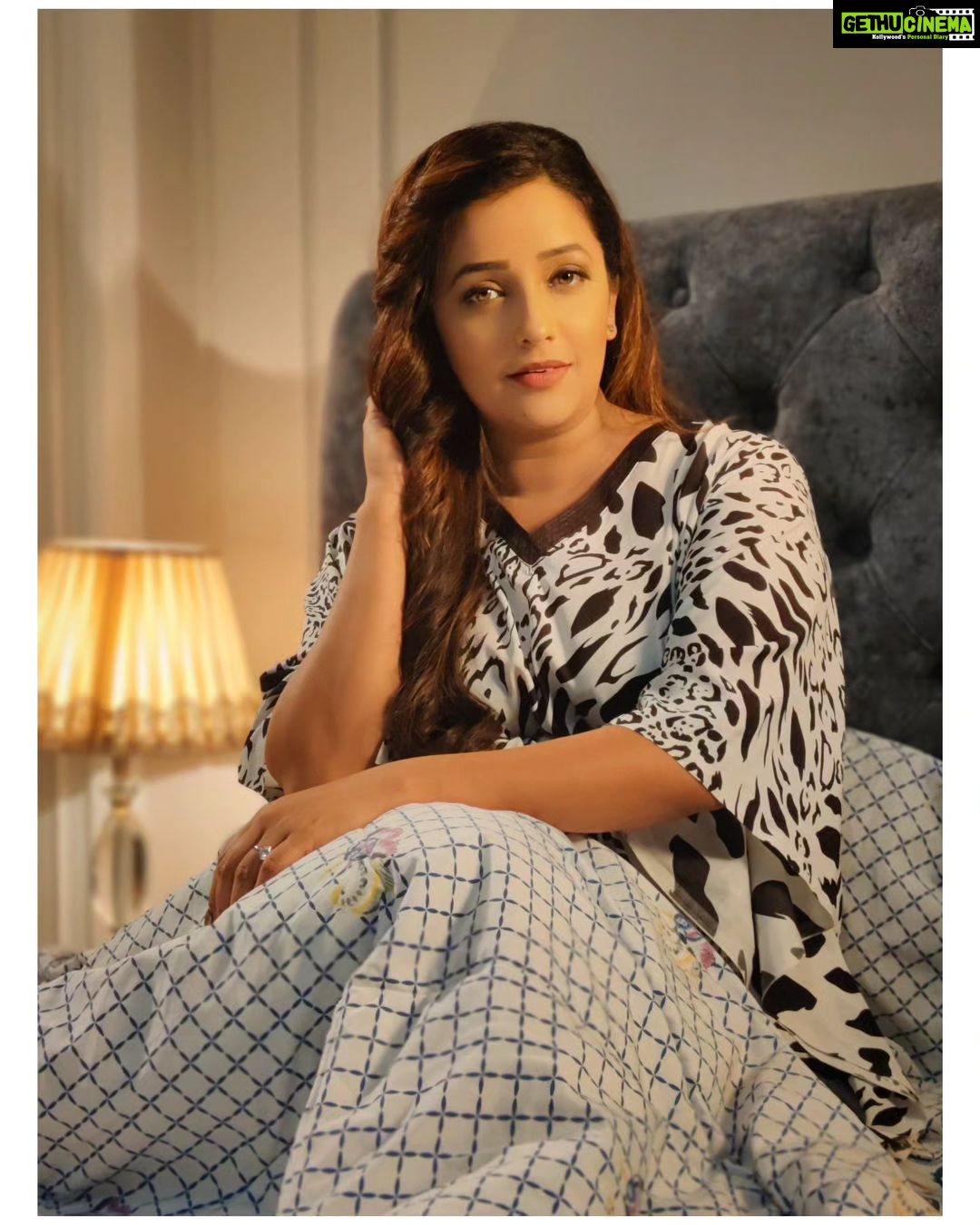 Apurva Nemlekar Instagram - Saavni ❤️ . Pc - @girish__vasaikar . #apurvanemlekar #saavni💃 #premachigoshtaonstarpravah #hazeleyes #onset #shootingtime #inbetweentheshots