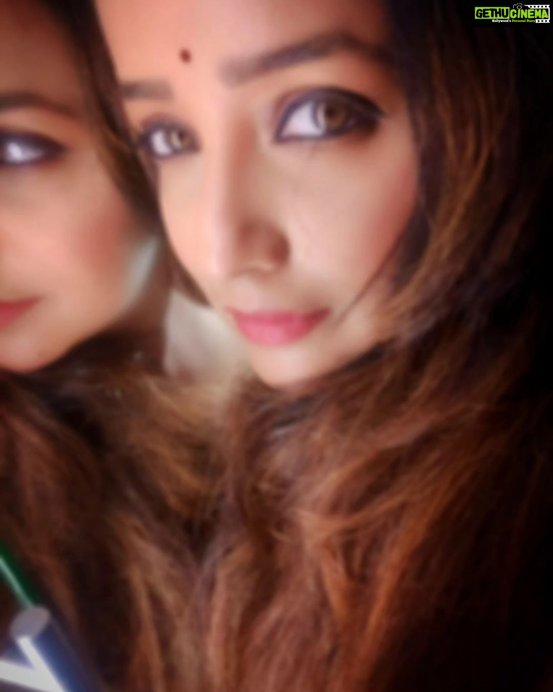 Apurva Nemlekar Instagram - . Captivated by the magic of blur... . #apurvanemlekar #blurryface #blurr #hazeleyes
