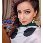Apurva Nemlekar Instagram - . Your eyes show the strength of your soul. . #apurvanemlekar #thatlook #hazeleyes #polkadots #saree #saavni💃
