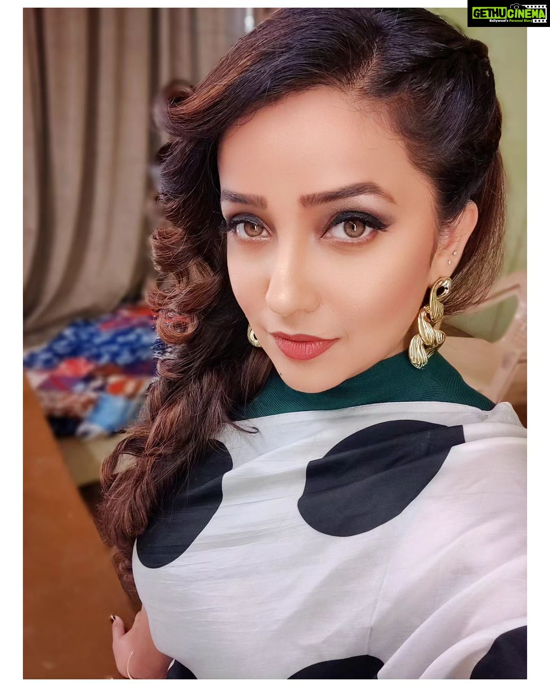 Apurva Nemlekar Instagram - . Your eyes show the strength of your soul. . #apurvanemlekar #thatlook #hazeleyes #polkadots #saree #saavni💃
