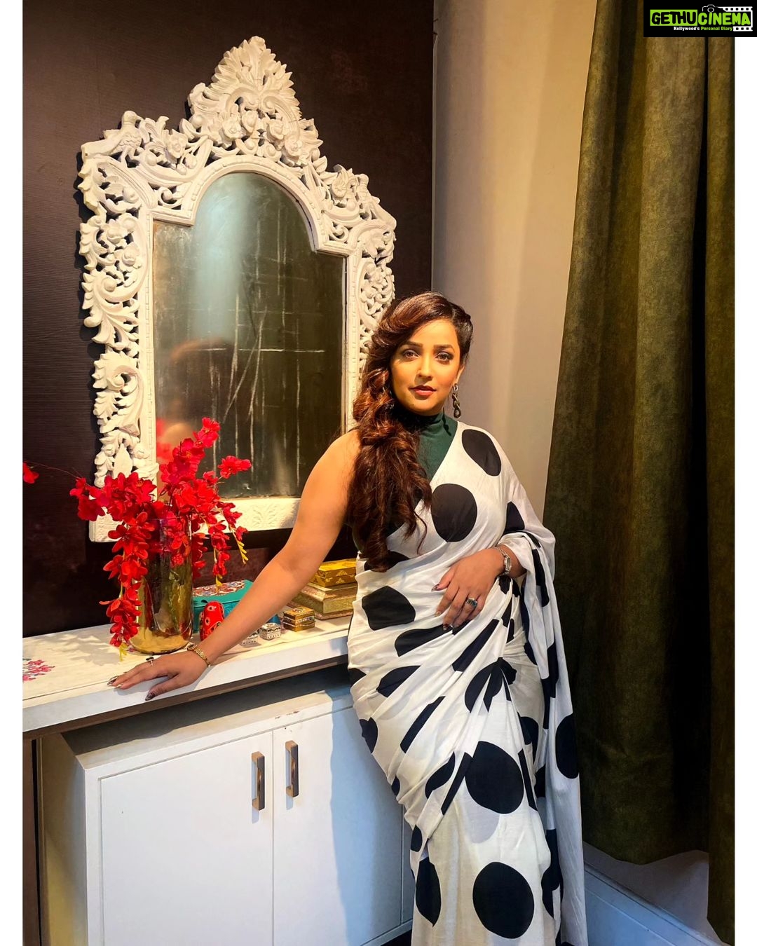 Apurva Nemlekar Instagram - . I have cried with the rain. Now I will grow with the forest. . Pc - @24_7kalakar Makeup - @manya.utekar . #apurvanemlekar #saavni💃 #premachigoshtaonstarpravah #polkadots #sareelover #newme #ladywithgrace #ladyofwords #hazeleyes #StarPravah