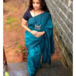 Apurva Nemlekar Instagram - . उत्सव नवरात्रीचा उत्सव स्त्री-शक्तीच्या कर्तृत्वाचा नवरात्रौत्सवाच्या मनःपूर्वक शुभेच्छा. . Day 9 - peacock green. . #apurvanemlekar #navratri #navratri2023 #peacockgreen