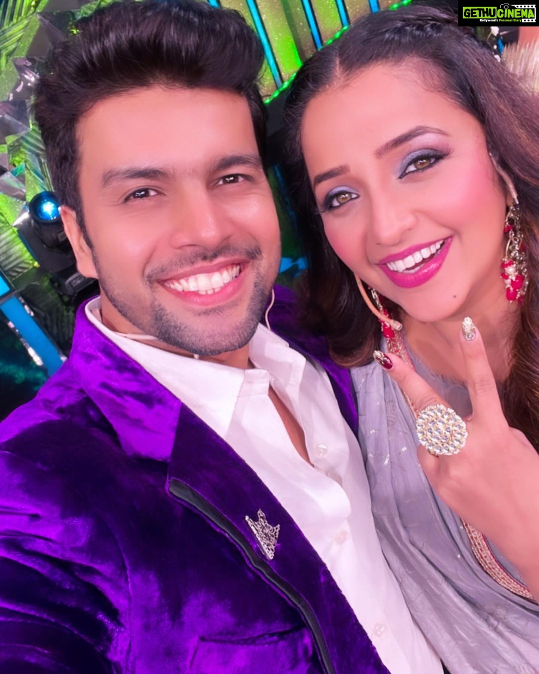 Apurva Nemlekar Instagram - Sharing some Beautiful smiles with such beautiful gorgeous and stunning uff ye aankhen 😜😜 It was great to see you after such a long time ☺️ @apurvanemlekarofficial @aata_hou_de_dhingana_2 @star_pravah . . . #picoftheday #fashion #smile #happy #life #love #eyes #aatahoudedhingana2 #aaplasiddhu #aamitbhanushali #instagood #instagram