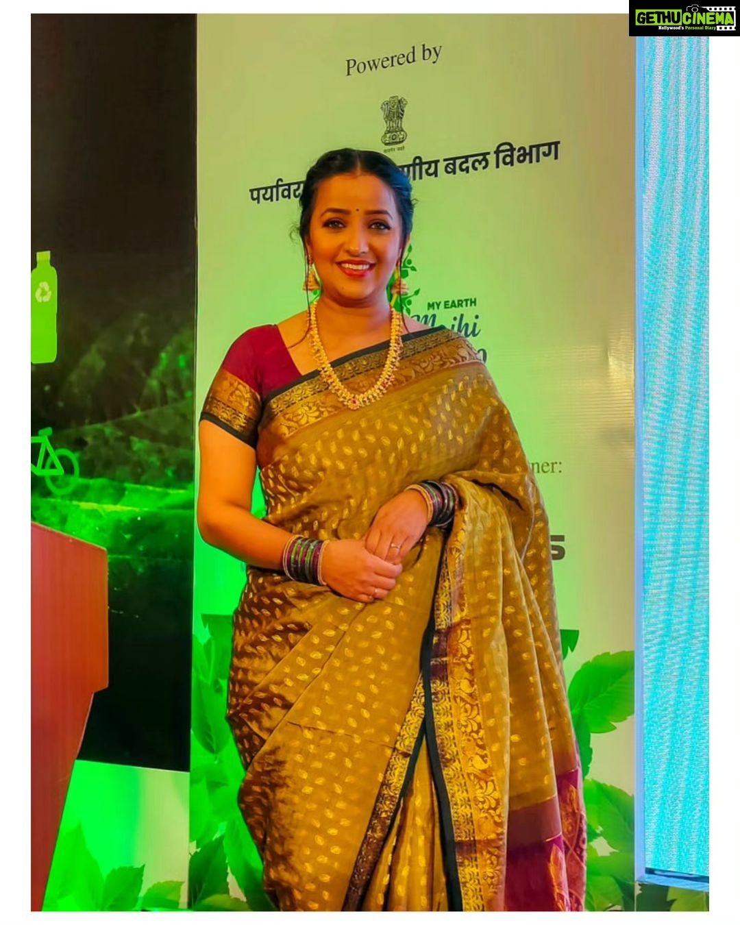 Apurva Nemlekar Instagram - . दूषित पर्यवरणामुळे मानवी जीवन धोक्यात आले आहे.त्यामुळे पर्यावरण रक्षण ही आता सर्वाची जबादारी बनली आहे .पर्यावरण रक्षणाचा संदेश देत यावर्षी बहुतांशी गणेश मंडळांनी पर्यावरण पूरक गणेशमूर्तीची प्रतिषठापना केली होती.. यामध्ये पर्यावरण पूरक उत्कृष्ट सादरीकरण करणाऱ्या मंडळांना महाराष्ट्र प्रदूषण नियंत्रण मंडळ असोसिएट स्पॉन्सर महानगर गॅस, द स्लीप कंपनी टेक स्पॉन्सर आसुस, यांच्या माध्यमातून महाराष्ट्र टाइम्स तर्फे दिल्या जाणाऱ्या ' टाइम्स ग्रीन गणेश ' या पुरस्काराचे वितरण नुकतेच वाय. बी चव्हाण सेंटर नरिमन पॉइंट येथे पार पडले. या सन्मान सोहळ्यास उपस्थित राहून. पर्यावरण रक्षणाच्या अत्यंत चांगल्या कामात खारीचा वाटा उचलण्याचे भाग्य मला लाभले.. ही संधी महाराष्ट्र टाइम्स आणि स्टार प्रवाह ने मला दिली त्याबद्दल त्यांचे मनपुर्वक धन्यवाद.!!🙏🏻 @maharashtratimesonline @mumbaitimes @mpcb_official @star_pravah . #apurvanemlekar #premachigoshtaonstarpravah #saavni💃 #maharashtratimes #mumbaitimes #maharashtrapollutioncontrolboard #starpravah #timesgreenganesha Y B Chavan Centre