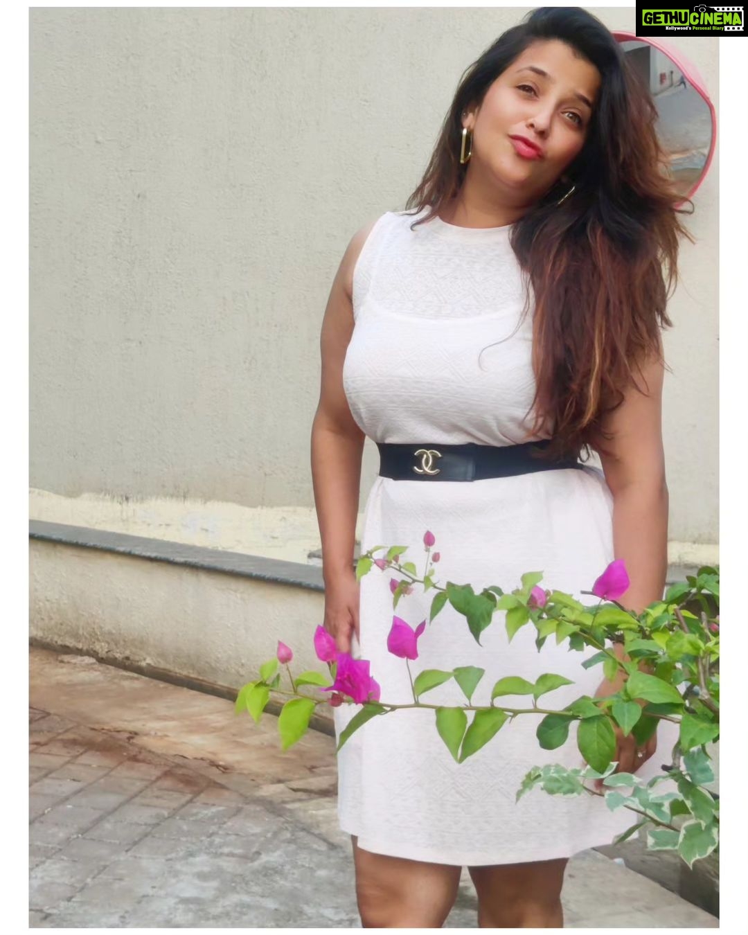 Apurva Nemlekar Instagram - . Felt cute and won't delete it later because a special photographer captured these moments ❤️ . Pc - Adika the cutie 🥰 . #apurvanemlekar #adika #cuteniece #peachdress #dress #hazeleyes #iamwhoiam #ladyofwords #beingme