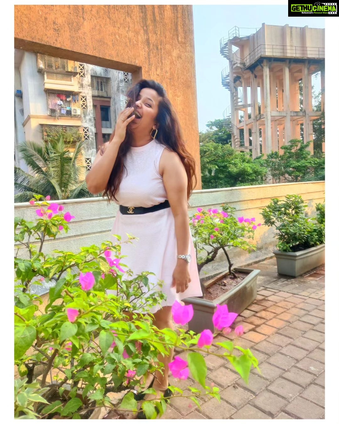 Apurva Nemlekar Instagram - . Felt cute and won't delete it later because a special photographer captured these moments ❤️ . Pc - Adika the cutie 🥰 . #apurvanemlekar #adika #cuteniece #peachdress #dress #hazeleyes #iamwhoiam #ladyofwords #beingme