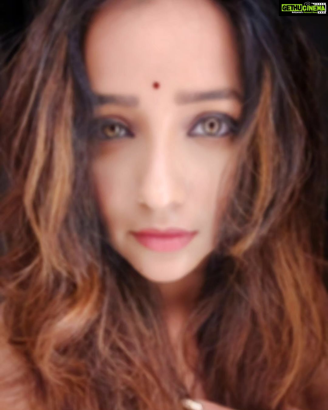 Apurva Nemlekar Instagram - . Captivated by the magic of blur... . #apurvanemlekar #blurryface #blurr #hazeleyes