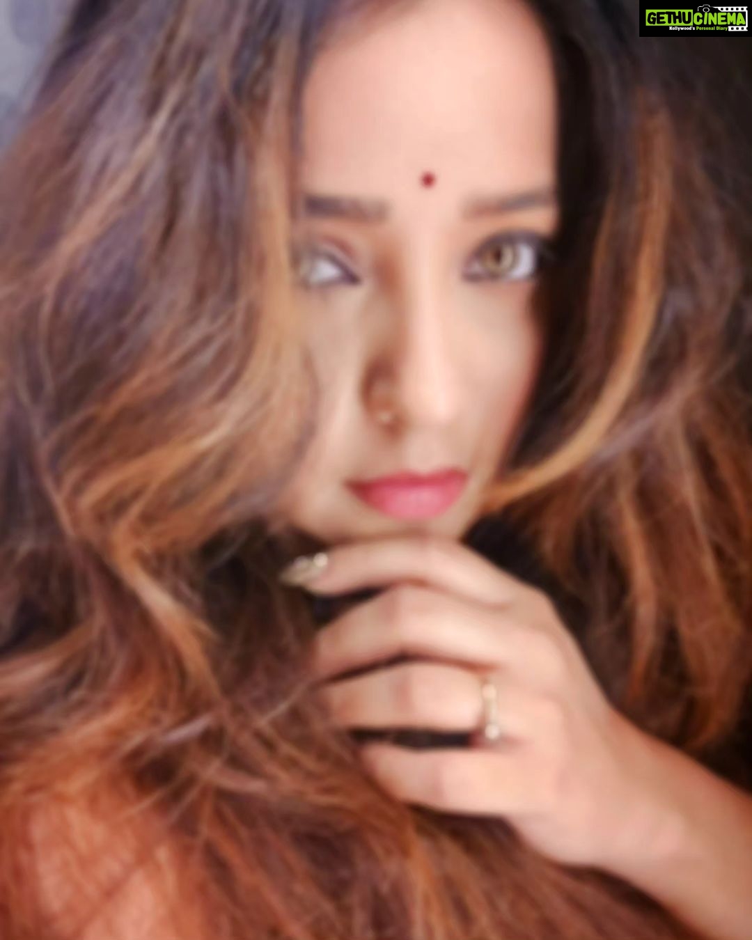 Apurva Nemlekar Instagram - . Captivated by the magic of blur... . #apurvanemlekar #blurryface #blurr #hazeleyes