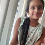 Apurva Nemlekar Instagram - . Adika - मला तुझ्यासारखे मोठे केस हवेत !!! Appu Maushi - घे बाई ! घे हे मोठे केस ! Wig chi Kamal 🤪🤣(Perks of having an Actress Maushi ) . #apurvanemlekar #adika #niecelove #niece #longhair #wig