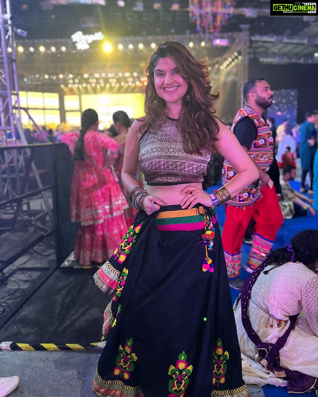 Archana Instagram - #jaimatadi thank you @parthivgohil9 @manasi_parekh π―π«πππ»ππ»ππ»ππ» Even though dint get the math of 3steps forward 2backward one twirl β¦ but DANCE makes the sole to soul happy for sure & to share these magical moments with our gang of over enthu friends who were full fire crackers in the fooor β¦. THESE GARBA scenes d only going to get bigger and grander β¦ start training to join in Hahahahah LAST SLIDE IS BABA FALOODA by far one of the best I have had & the pista one is less sweet so it was rocking Nesco IT Park - Goregaon E