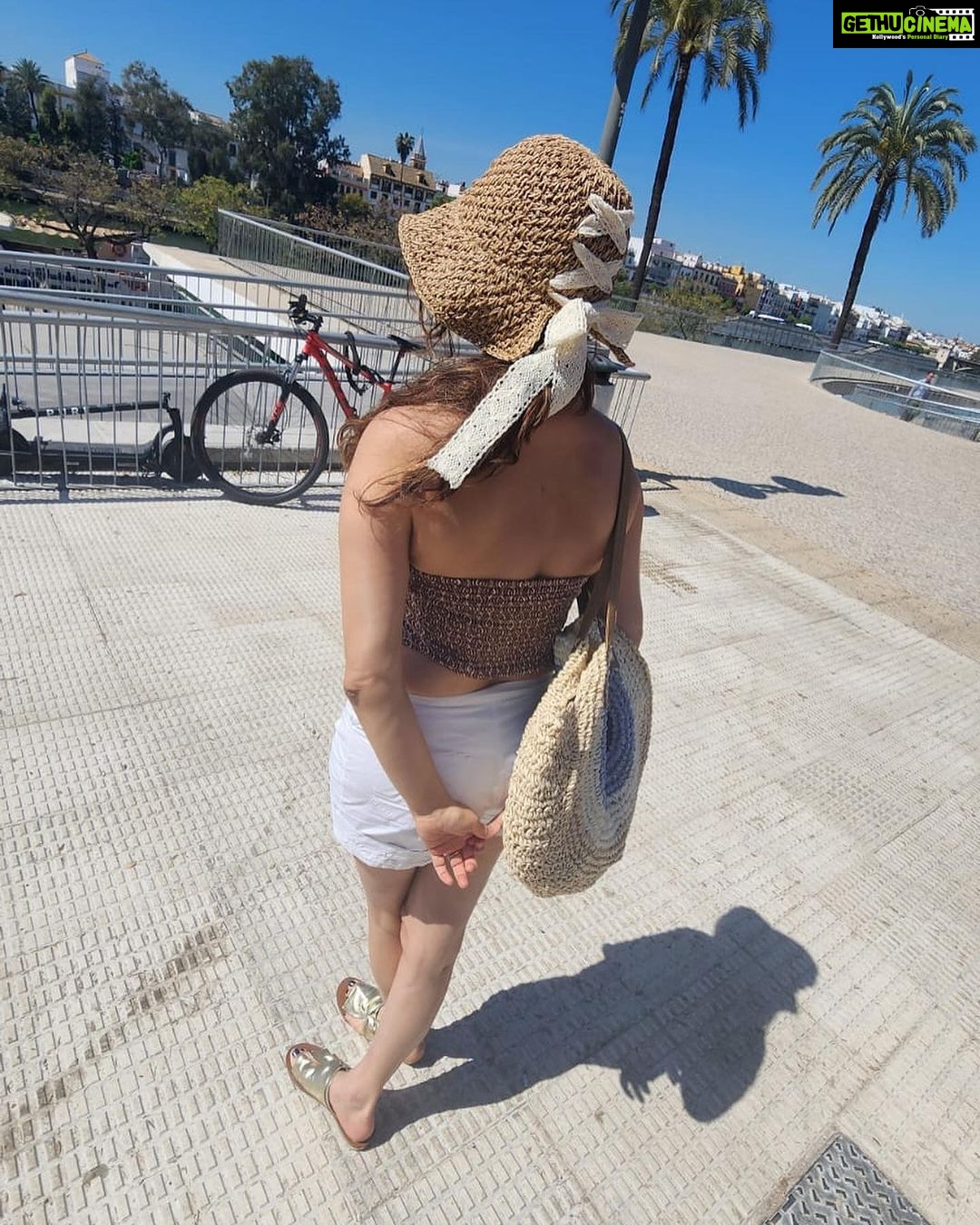 Archana Instagram - FreYnds topi pehen lo 0ctober heat One of the hottest most polluted October’s of mumbai Seville, Spain