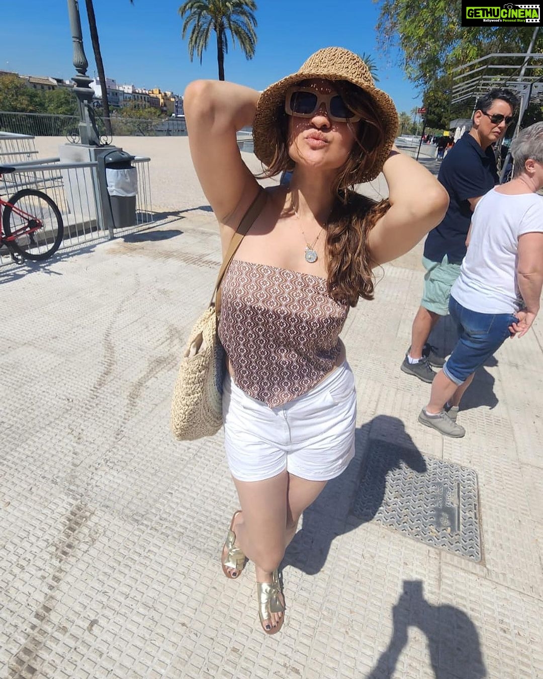 Archana Instagram - FreYnds topi pehen lo 0ctober heat One of the hottest most polluted October’s of mumbai Seville, Spain