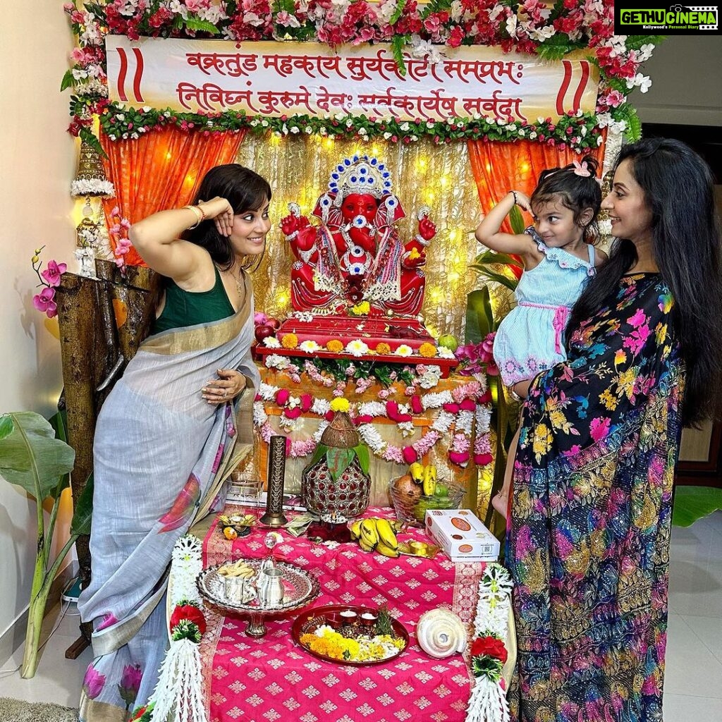 Archana Gupta Instagram - May the divine presence of Ganesha fill your home with love and positivity. Ganpati Bappa Morya 🌺❤️🌺 . . . . . #ganpati #ganpatibappamorya #ganpatifestival #archannaguptaa #celebration #festival #happiness #familygoals #blessings Mumbai, Maharashtra