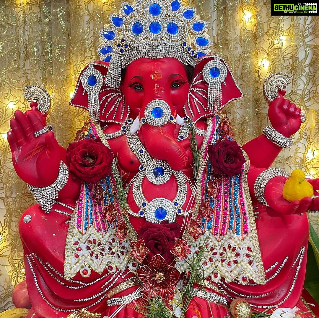 Archana Gupta Instagram - May the divine presence of Ganesha fill your home with love and positivity. Ganpati Bappa Morya 🌺❤️🌺 . . . . . #ganpati #ganpatibappamorya #ganpatifestival #archannaguptaa #celebration #festival #happiness #familygoals #blessings Mumbai, Maharashtra
