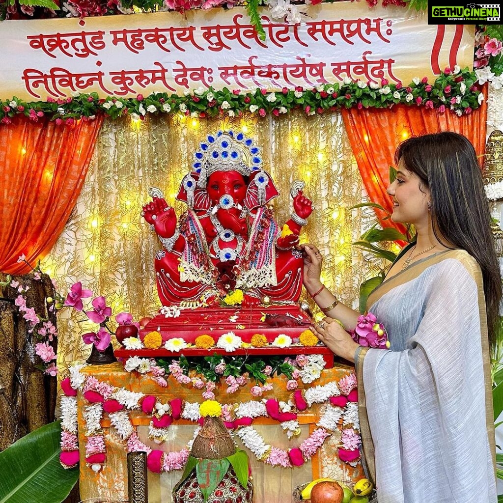 Archana Gupta Instagram - May the divine presence of Ganesha fill your home with love and positivity. Ganpati Bappa Morya 🌺❤🌺 . . . . . #ganpati #ganpatibappamorya #ganpatifestival #archannaguptaa #celebration #festival #happiness #familygoals #blessings Mumbai, Maharashtra