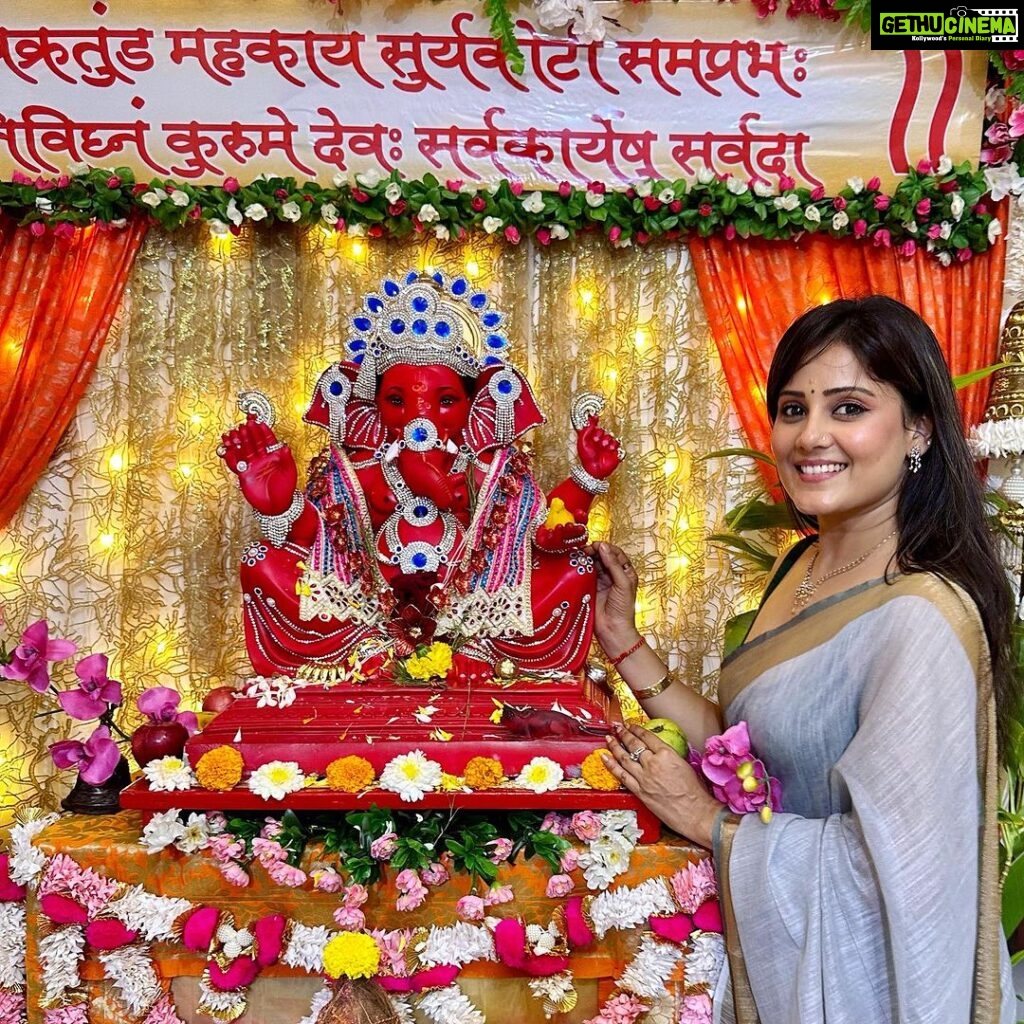 Archana Gupta Instagram - May the divine presence of Ganesha fill your home with love and positivity. Ganpati Bappa Morya 🌺❤🌺 . . . . . #ganpati #ganpatibappamorya #ganpatifestival #archannaguptaa #celebration #festival #happiness #familygoals #blessings Mumbai, Maharashtra