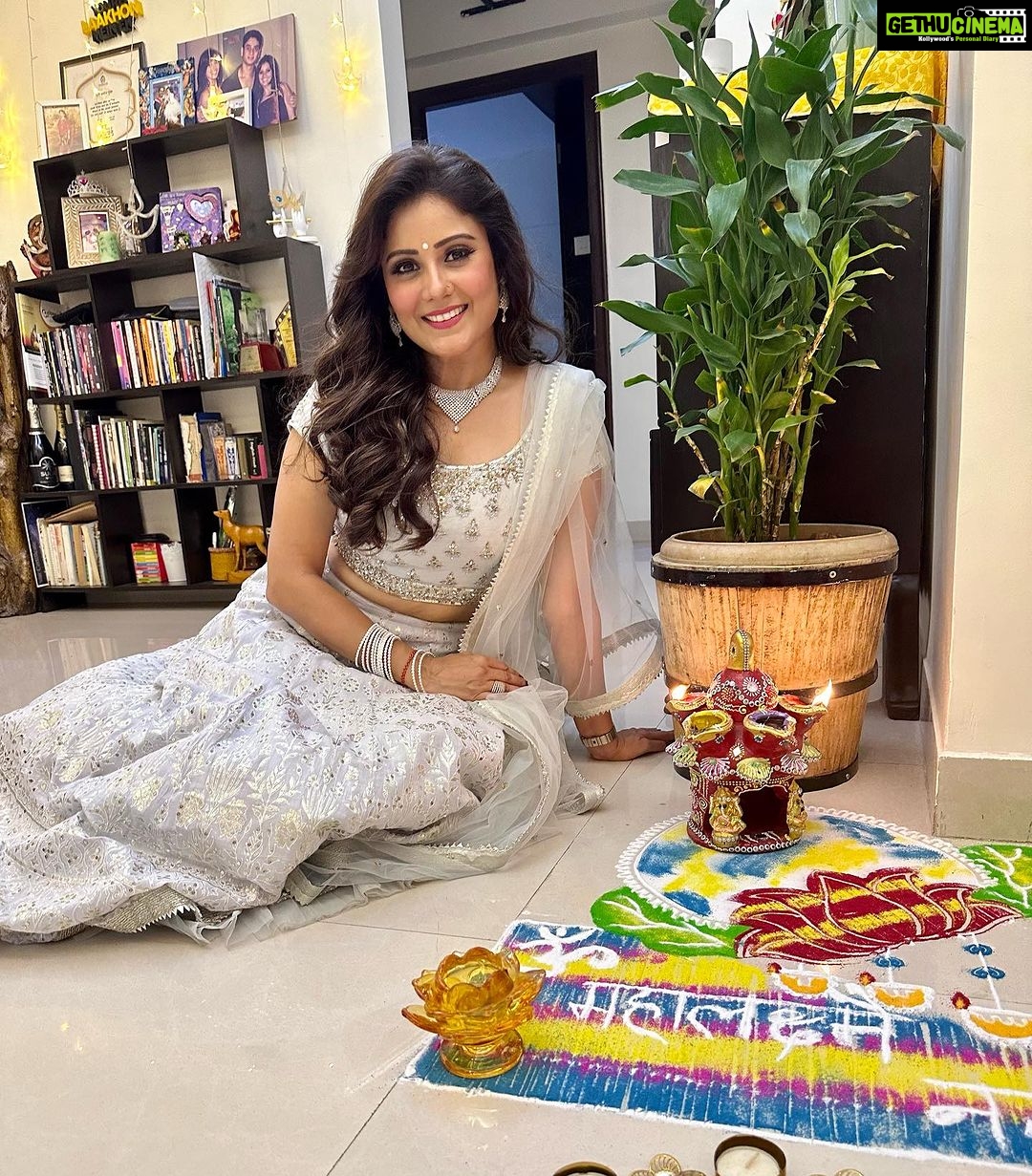 Archana Gupta Instagram - Happy Happy Happy Diwali πͺππ»β¨π . . . . . . . . . #happydiwali #diwali #celebration #festival #family #archannaguptaa #lehengalove #traditional #indianfashion #blessedlife #wishes Mumbai, Maharashtra