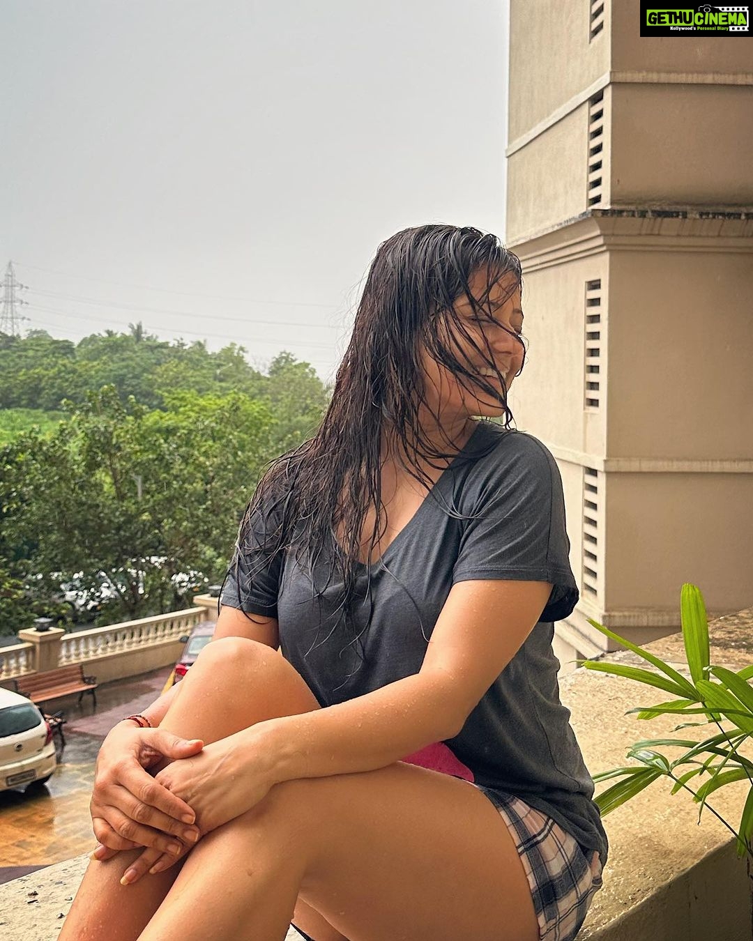Archana Gupta Instagram - Finally got the chance to drench in the Rain 🌧️ By the way it’s a view from our new Home 🏡 ❤️ . . . . . . . #rain #love #saturday #happiness #photos #randomclick #happymode #nomakeupneeded #nofilter #bereal Mumbai, Maharashtra