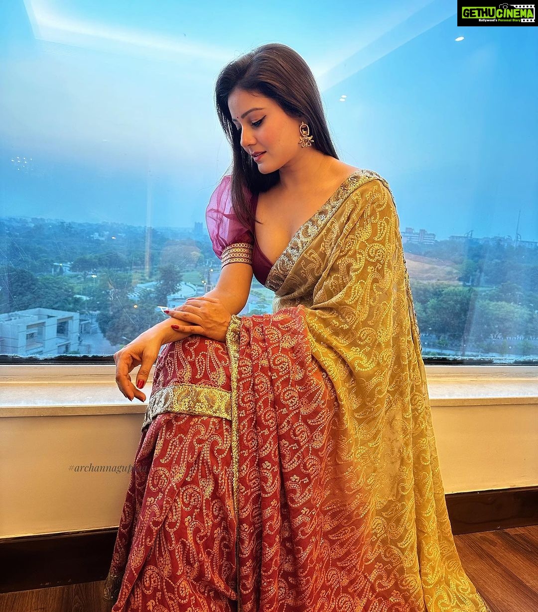 Archana Gupta Instagram - Aap hi kuch keh dijiye . . . . . . . . . . . . #sareeaddict #sareelove #sareeswag #archannaguptaa #photoshoot #love #sareefashion #mystyle #trending #ethenicwear #festivewear #pataka #beauty #sixyardsofelegance #instaphoto #instadaily