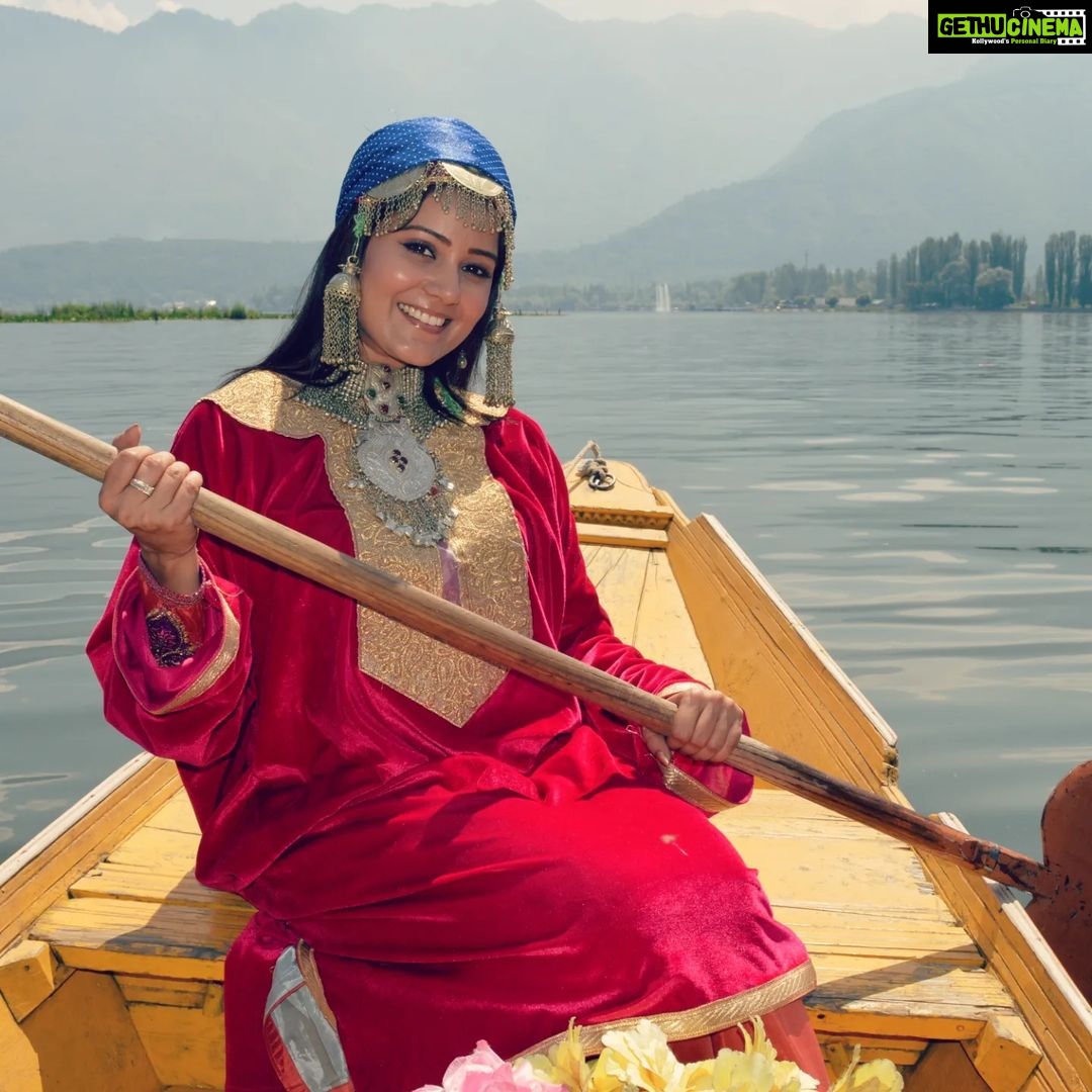 Archana Gupta Instagram - You have to guess a song on the last pic. . . . . . . . . . . #kashmirdairies #kashmiri #dallake #photoshoot #archannaguptaa #travelgram #exploremore #kashmirtourism #incredibleindia #heavenonearth #tbtphoto Kashmir A Heaven On Earth