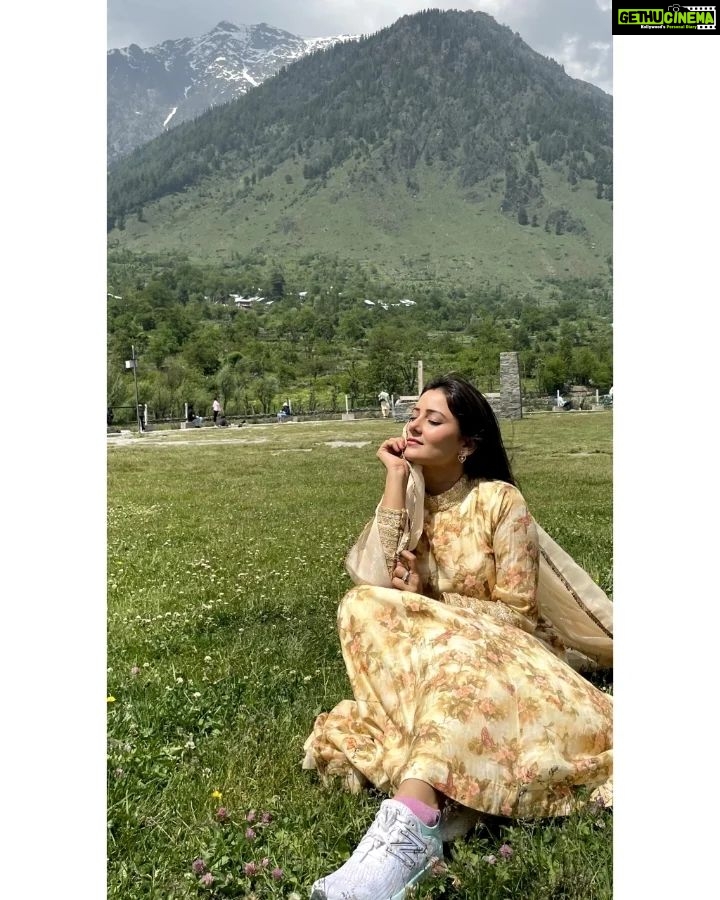 Archana Gupta Instagram - Kashmir, where every season is a reason to fall in love!!!❤️✨️ . . . . . . . #archanagupta #indianactress #bollywood #bollywoodactress #tollywood #southindianactress #fashion #lifestyle #travel #nature #travelphotography #holiday #mountains #sky #landscape #traveler #kashmir #india #kashmirvalley #jammukashmir #kashmirtourism #kashmirdairies #beauty #kashmirlife #kashmirlovers Kashmir A Heaven On Earth