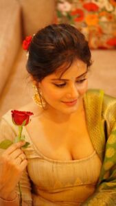 Archana Gupta Instagram - उस की याद आई है साँसो ज़रा आहिस्ता चलो 

धड़कनों से भी इबादत में ख़लल पड़ता है !
.
.
Beautiful silver earrings @hpjewelz ♥️♥️
.
.
.
.
.
.
.
.
.
#shayari #love #ishq #mohabbat #reels #feelings #oldschool #archannaguptaa #actresslife #act #jubilee #foryou #status #chandbali #indianwear #collab #contentcreator #instareels #trendingreels #exploremore
