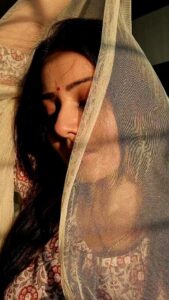Archana Gupta Instagram - Ye video un sabhi ke liye jo aksar meri ankho ki tareef karte hai, aur usme chhupi baatein bhi padh liya karte hai 💕
.
.
.
.
.
.
.
.
#trending #reels #beautifuleyes #beauty #shayari #archannaguptaa #Indianfashion #indianbeauty #ootd  #fashionstyle #reelsindia #foryou #exploremore #viralreels #poetry #reelitfeelit #feelkaroreelkaro