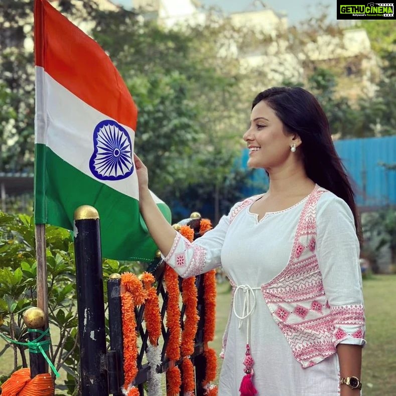 Archana Gupta Instagram - As we celebrate Republic Day, let's promise to protect our nation by doing good deeds as Indian. Let's not complain and criticize our own nation rather think how we can support and make it much better. Happy Republic Day to all the Indians. Bharat Mata ki jai 🙏 . . . . . . . . . . #bharat #गणतंत्र_दिवस #republicdayindia #26january #constitution #unityindiversity #indianculture #incredibleindia #deshbhakti #salute #indianarmy #hindustan #proudindian #archannaguptaa #tiranga #republicday2023 #sarejahaseachahindustanhamara🇮🇳🇮🇳🇮🇳🇮🇳🇮🇳 Mumbai, Maharashtra