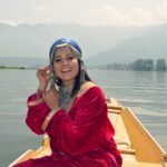 Archana Gupta Instagram – You have to guess a song on the last pic. 
.
.
.
.
.
.
.
.
.
.
#kashmirdairies #kashmiri #dallake #photoshoot #archannaguptaa #travelgram #exploremore #kashmirtourism #incredibleindia #heavenonearth #tbtphoto Kashmir A Heaven On Earth