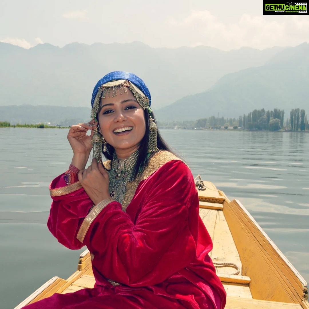 Archana Gupta Instagram - You have to guess a song on the last pic. . . . . . . . . . . #kashmirdairies #kashmiri #dallake #photoshoot #archannaguptaa #travelgram #exploremore #kashmirtourism #incredibleindia #heavenonearth #tbtphoto Kashmir A Heaven On Earth