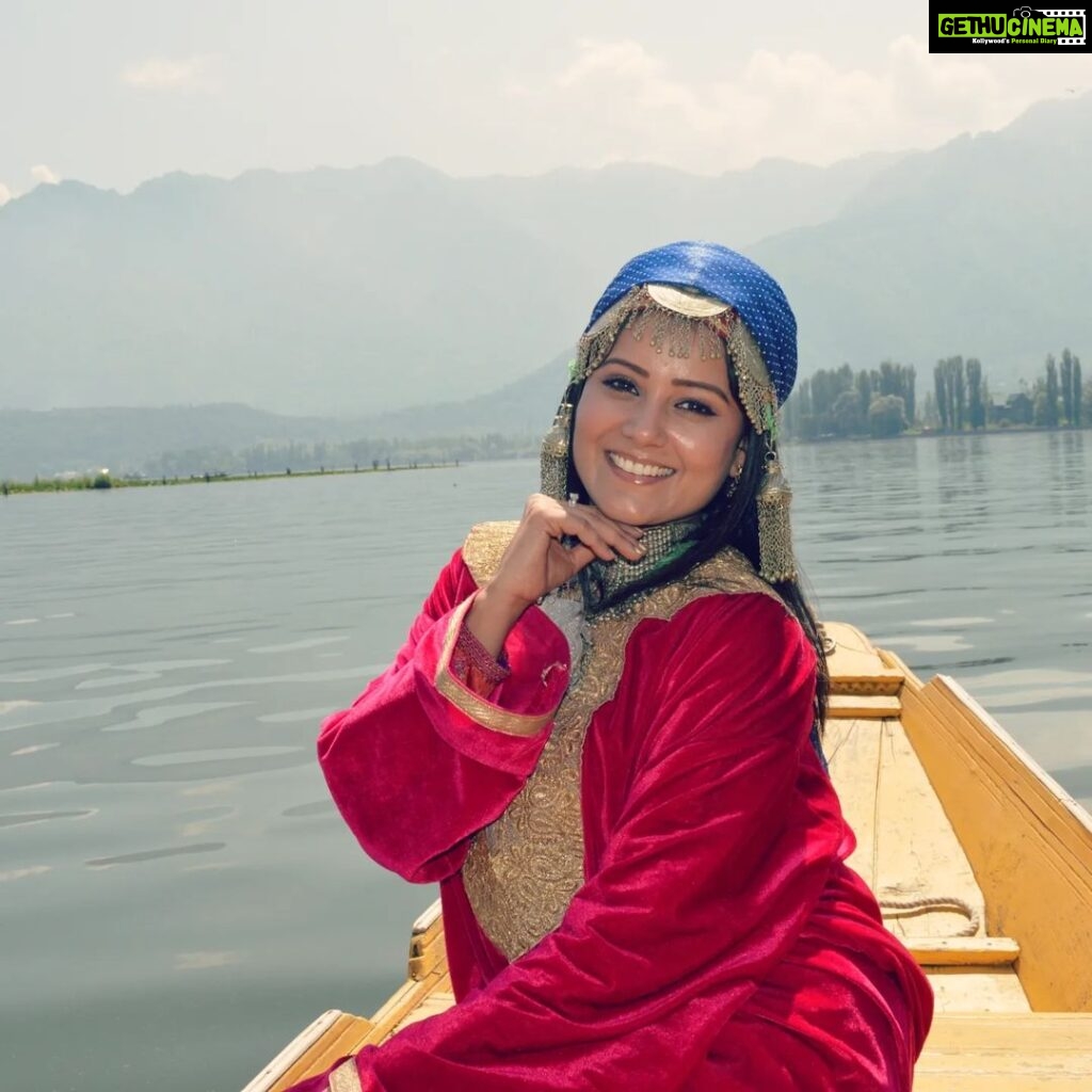 Archana Gupta Instagram - You have to guess a song on the last pic. . . . . . . . . . . #kashmirdairies #kashmiri #dallake #photoshoot #archannaguptaa #travelgram #exploremore #kashmirtourism #incredibleindia #heavenonearth #tbtphoto Kashmir A Heaven On Earth