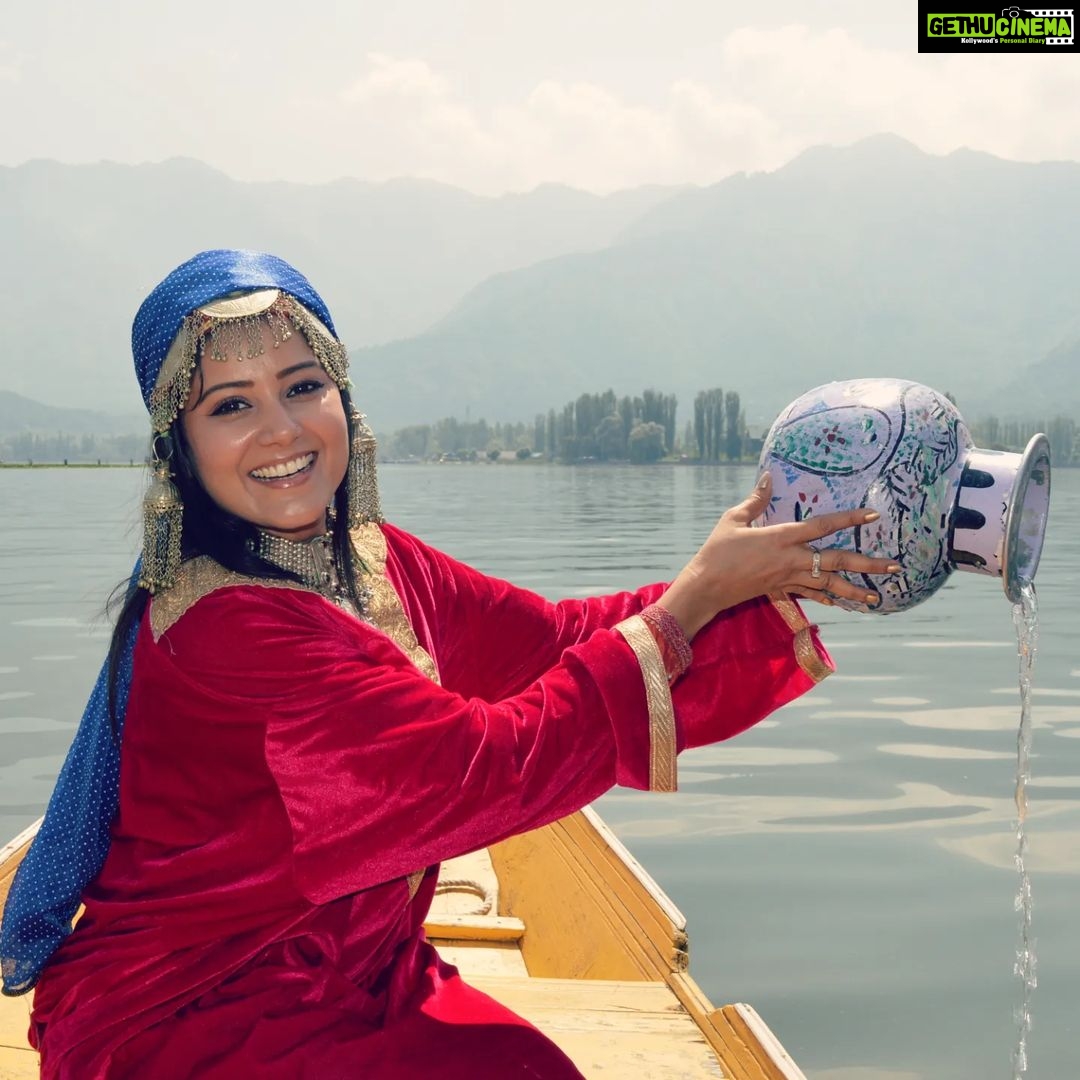 Archana Gupta Instagram - You have to guess a song on the last pic. . . . . . . . . . . #kashmirdairies #kashmiri #dallake #photoshoot #archannaguptaa #travelgram #exploremore #kashmirtourism #incredibleindia #heavenonearth #tbtphoto Kashmir A Heaven On Earth