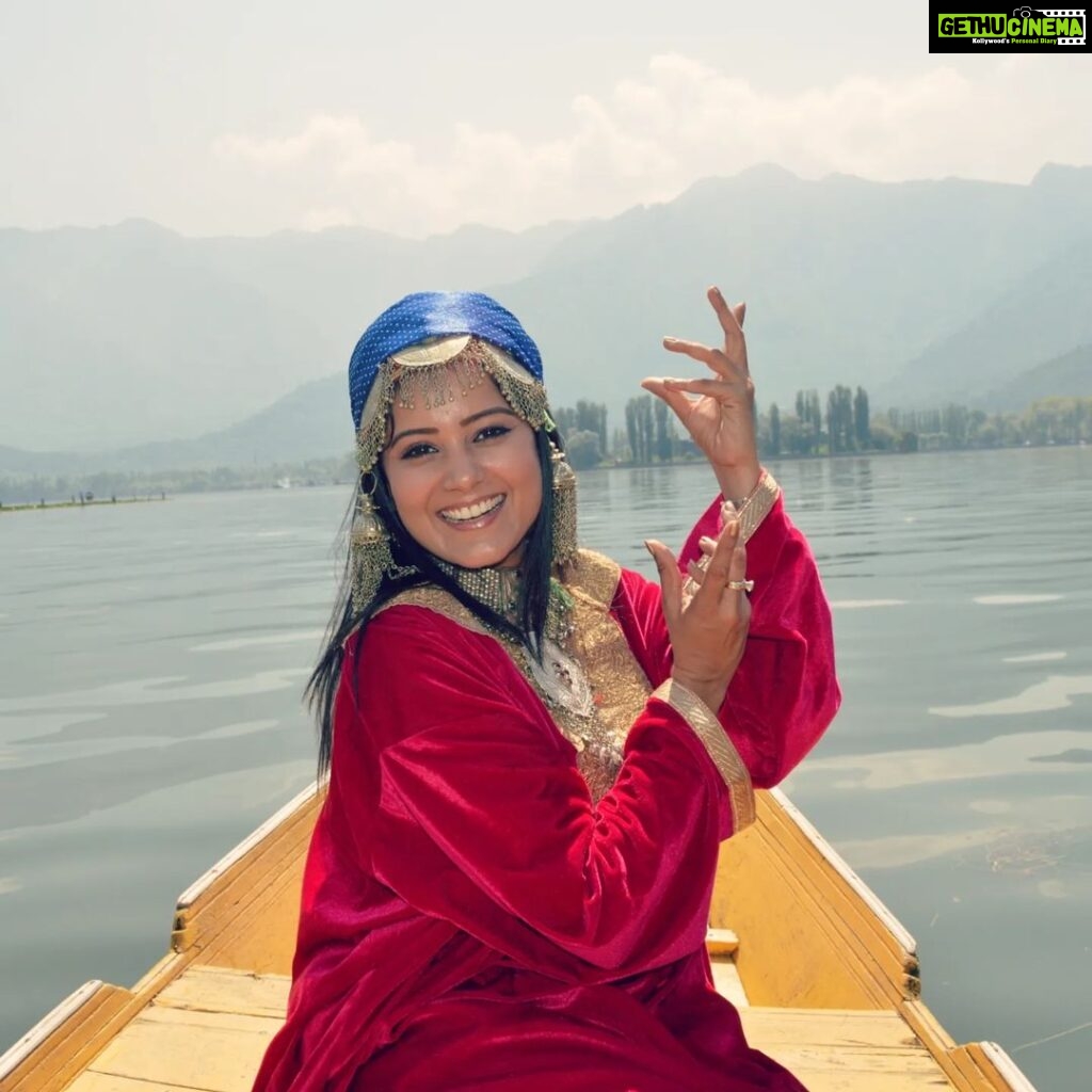 Archana Gupta Instagram - You have to guess a song on the last pic. . . . . . . . . . . #kashmirdairies #kashmiri #dallake #photoshoot #archannaguptaa #travelgram #exploremore #kashmirtourism #incredibleindia #heavenonearth #tbtphoto Kashmir A Heaven On Earth