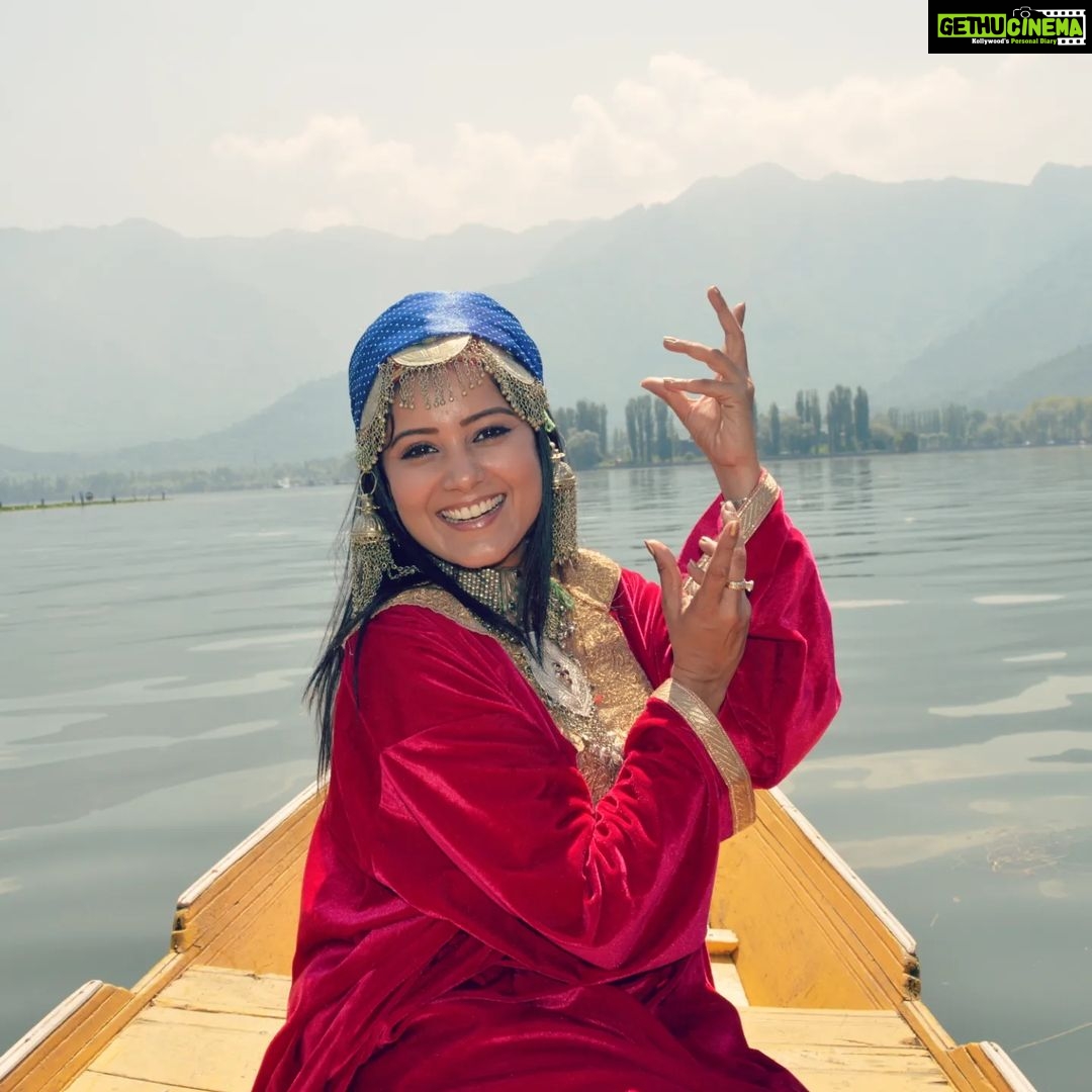 Archana Gupta Instagram - You have to guess a song on the last pic. . . . . . . . . . . #kashmirdairies #kashmiri #dallake #photoshoot #archannaguptaa #travelgram #exploremore #kashmirtourism #incredibleindia #heavenonearth #tbtphoto Kashmir A Heaven On Earth