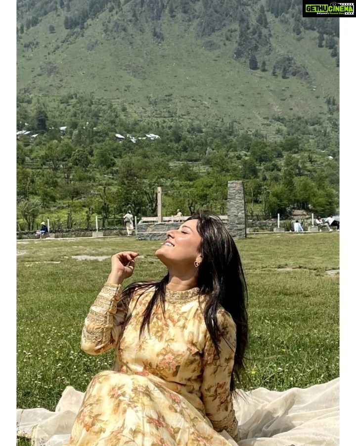 Archana Gupta Instagram - Kashmir, where every season is a reason to fall in love!!!❤️✨️ . . . . . . . #archanagupta #indianactress #bollywood #bollywoodactress #tollywood #southindianactress #fashion #lifestyle #travel #nature #travelphotography #holiday #mountains #sky #landscape #traveler #kashmir #india #kashmirvalley #jammukashmir #kashmirtourism #kashmirdairies #beauty #kashmirlife #kashmirlovers Kashmir A Heaven On Earth