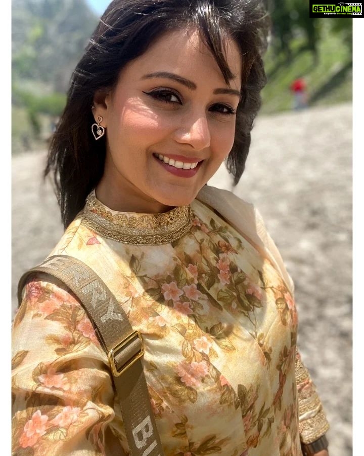 Archana Gupta Instagram - Kashmir, where every season is a reason to fall in love!!!❤️✨️ . . . . . . . #archanagupta #indianactress #bollywood #bollywoodactress #tollywood #southindianactress #fashion #lifestyle #travel #nature #travelphotography #holiday #mountains #sky #landscape #traveler #kashmir #india #kashmirvalley #jammukashmir #kashmirtourism #kashmirdairies #beauty #kashmirlife #kashmirlovers Kashmir A Heaven On Earth