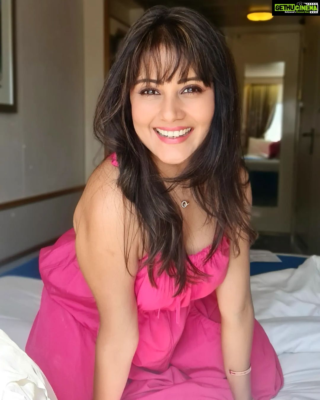 Archana Gupta Instagram - Gulabi Gulabi Sama.. . . . . . . . . #selfportrait #portraitphotography #nofilterneeded #cruise #cruiseship #cruiselife #bhfyp #archannaguptaa #actress #contentcreator #trending #celebfieapp #celebfiecruisewiththestars #sunkissed #glam #lookbook #summervibes #holidays #vacationmode #love #lifeisbeautiful #instaphoto #explore Cordelia Cruises