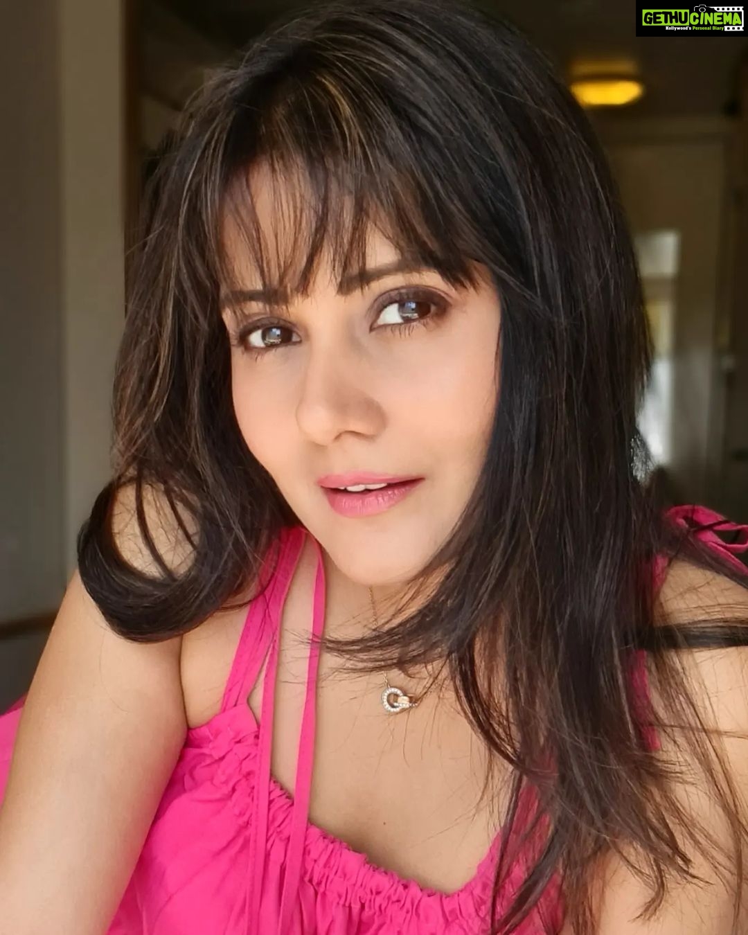 Archana Gupta Instagram - Gulabi Gulabi Sama.. . . . . . . . . #selfportrait #portraitphotography #nofilterneeded #cruise #cruiseship #cruiselife #bhfyp #archannaguptaa #actress #contentcreator #trending #celebfieapp #celebfiecruisewiththestars #sunkissed #glam #lookbook #summervibes #holidays #vacationmode #love #lifeisbeautiful #instaphoto #explore Cordelia Cruises