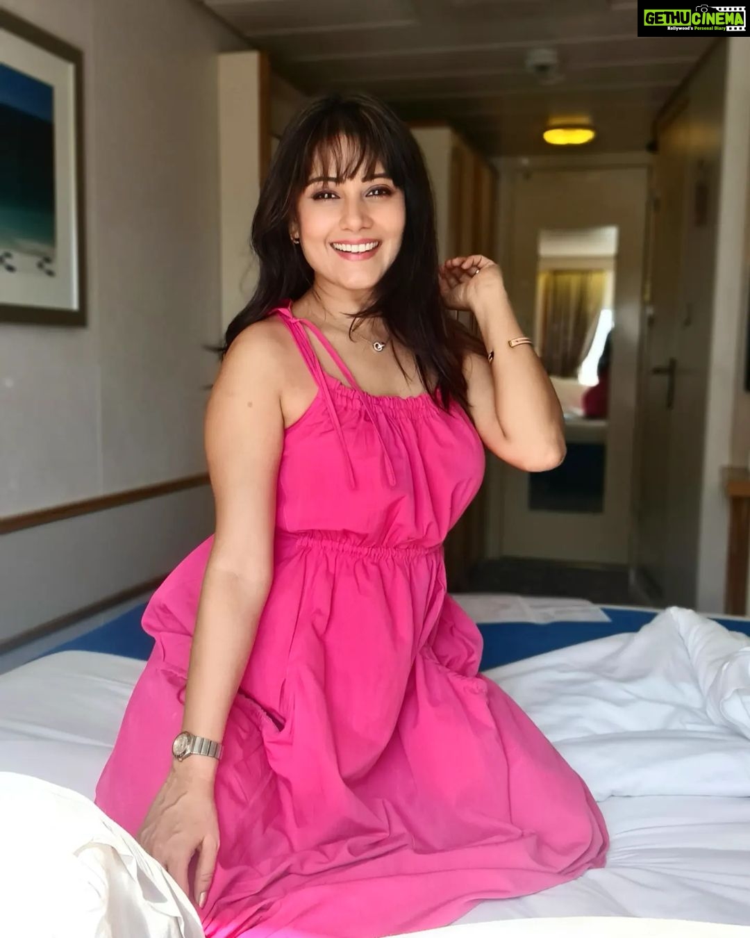 Archana Gupta Instagram - Gulabi Gulabi Sama.. . . . . . . . . #selfportrait #portraitphotography #nofilterneeded #cruise #cruiseship #cruiselife #bhfyp #archannaguptaa #actress #contentcreator #trending #celebfieapp #celebfiecruisewiththestars #sunkissed #glam #lookbook #summervibes #holidays #vacationmode #love #lifeisbeautiful #instaphoto #explore Cordelia Cruises