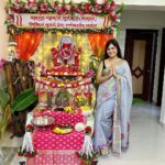 Archana Gupta Instagram – May the divine presence of Ganesha fill your home with love and positivity. 
Ganpati Bappa Morya 🌺❤️🌺 
.
.
.
.
.
#ganpati #ganpatibappamorya #ganpatifestival #archannaguptaa #celebration #festival #happiness #familygoals #blessings Mumbai, Maharashtra