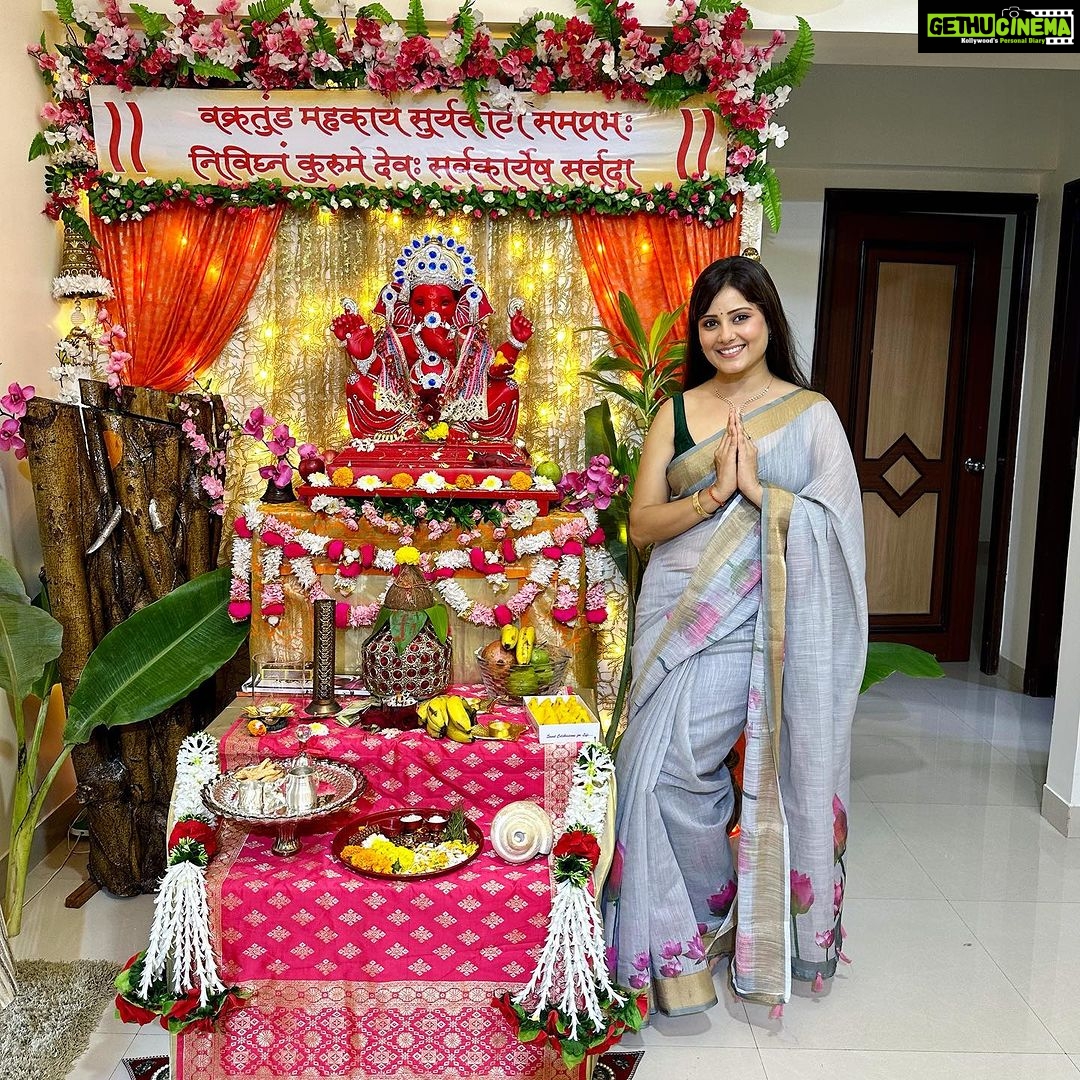Archana Gupta Instagram - May the divine presence of Ganesha fill your home with love and positivity. Ganpati Bappa Morya 🌺❤️🌺 . . . . . #ganpati #ganpatibappamorya #ganpatifestival #archannaguptaa #celebration #festival #happiness #familygoals #blessings Mumbai, Maharashtra