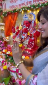 Archana Gupta Instagram - When we have Ganapati Bappa in our hearts, there is nothing to worry about in life. Happy Ganesh Chaturthi to you and your loved ones.
Ganpati Bappa Morya 🌺🤗🌺 
.
.
.
.
.
.
.
.
.
#happyganeshchaturthi #ganpatibappamorya #lordganesha #siddhivinayak #ganpatifestival #archannaguptaa #celebration #incredibleindia #mumbaiganpati