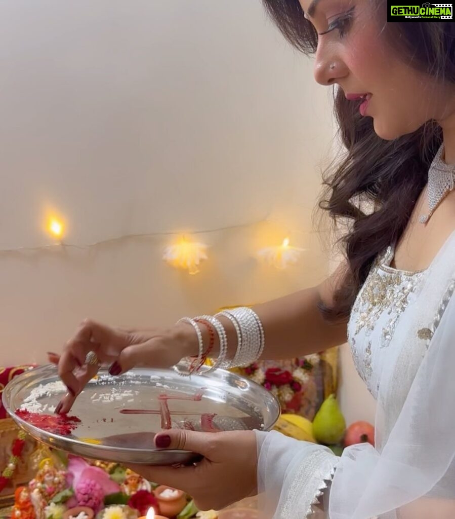 Archana Gupta Instagram - Happy Happy Happy Diwali 🪔🙏🏻✨🎉 . . . . . . . . . #happydiwali #diwali #celebration #festival #family #archannaguptaa #lehengalove #traditional #indianfashion #blessedlife #wishes Mumbai, Maharashtra