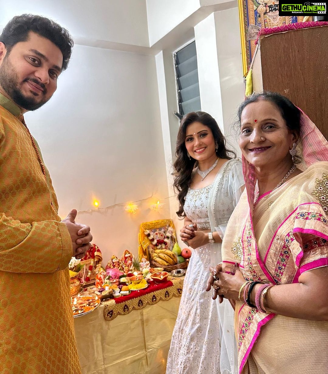 Archana Gupta Instagram - Happy Happy Happy Diwali πͺππ»β¨π . . . . . . . . . #happydiwali #diwali #celebration #festival #family #archannaguptaa #lehengalove #traditional #indianfashion #blessedlife #wishes Mumbai, Maharashtra