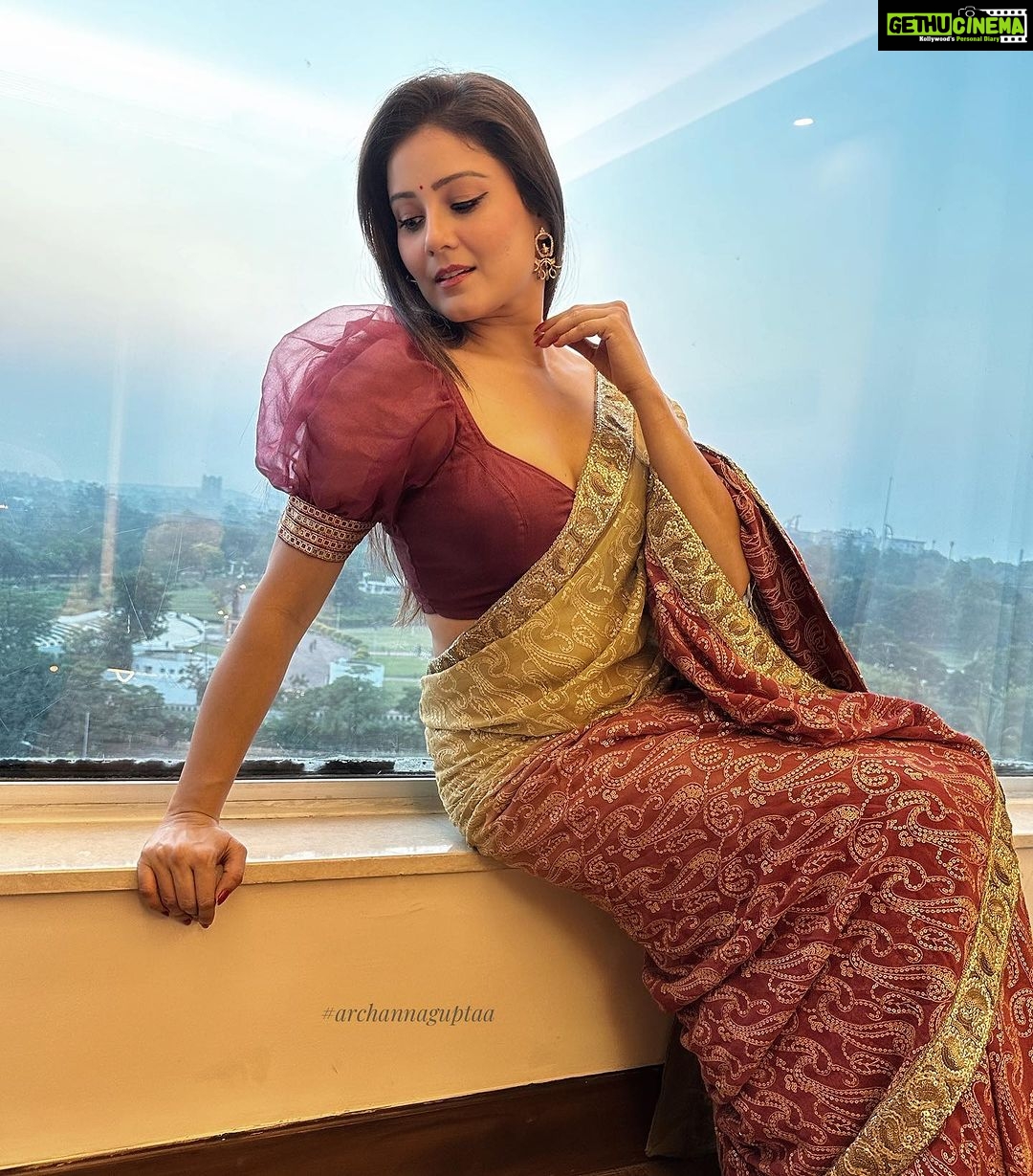 Archana Gupta Instagram - Aap hi kuch keh dijiye . . . . . . . . . . . . #sareeaddict #sareelove #sareeswag #archannaguptaa #photoshoot #love #sareefashion #mystyle #trending #ethenicwear #festivewear #pataka #beauty #sixyardsofelegance #instaphoto #instadaily